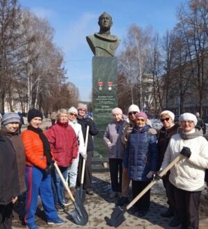 В Кемерове активные горожане вышли на субботник у памятника Алексею Леонову