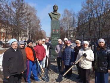 В Кемерове активные горожане вышли на субботник у памятника Алексею Леонову