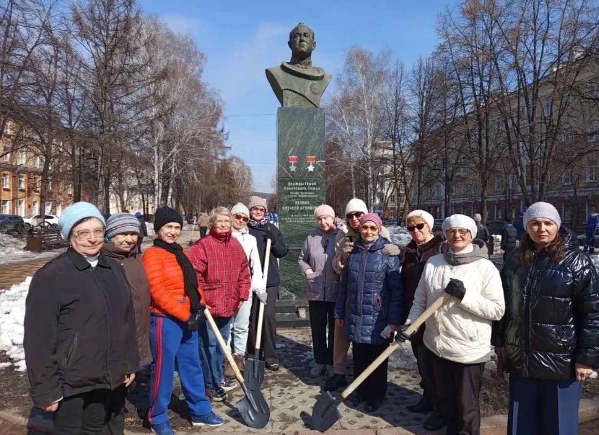 В Кемерове активные горожане вышли на субботник у памятника Алексею Леонову