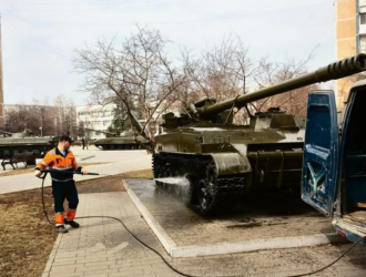 В Новокузнецке моют военную технику