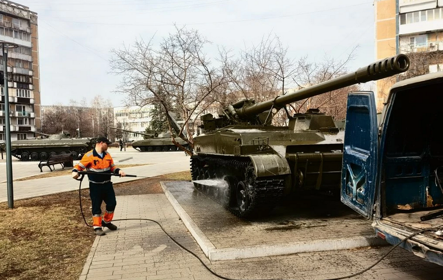 В Новокузнецке моют военную технику