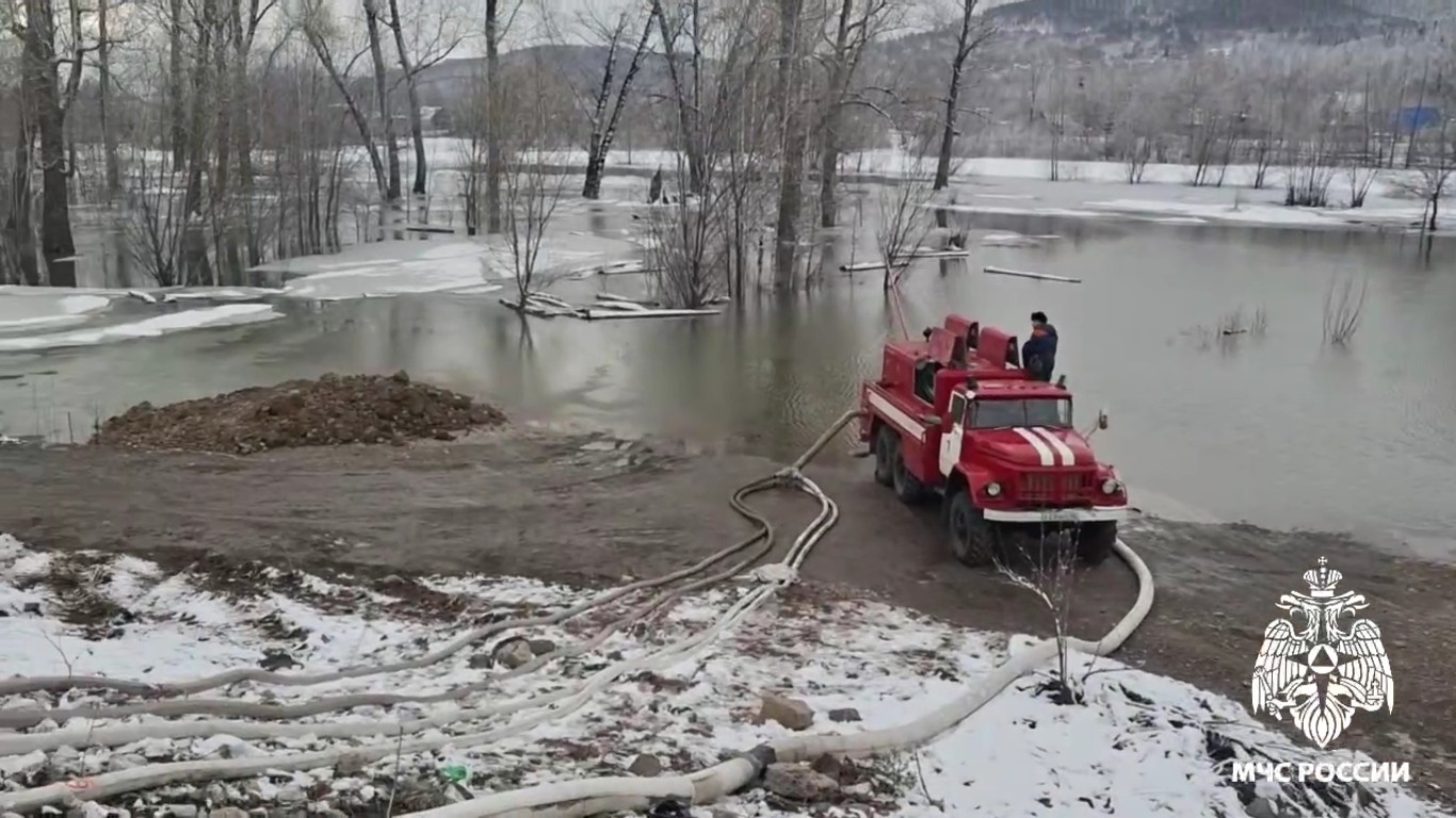 Река в Междуреченске грозит затопить городские улицы