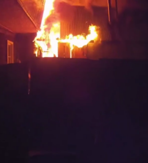 Инспекторы ДПС в Новокузнецке спасли на пожаре хозяина дома и его питомцев