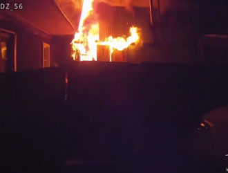 Инспекторы ДПС в Новокузнецке спасли на пожаре хозяина дома и его питомцев