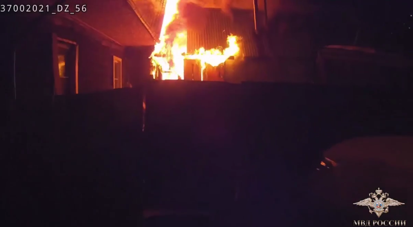 Инспекторы ДПС в Новокузнецке спасли на пожаре хозяина дома и его питомцев