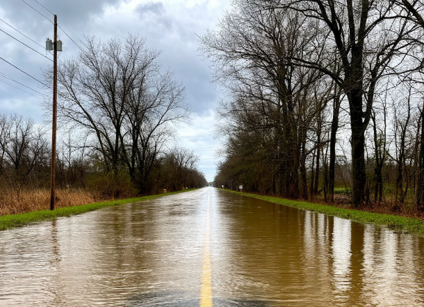 Две дороги ушли под воду в Новокузнецком округе