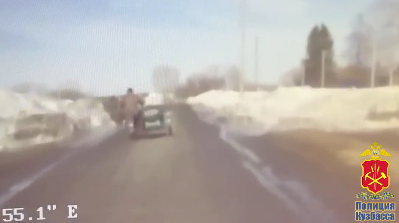 В Кузбассе пожилой мотоциклист-бесправник устроил погоню со стрельбой