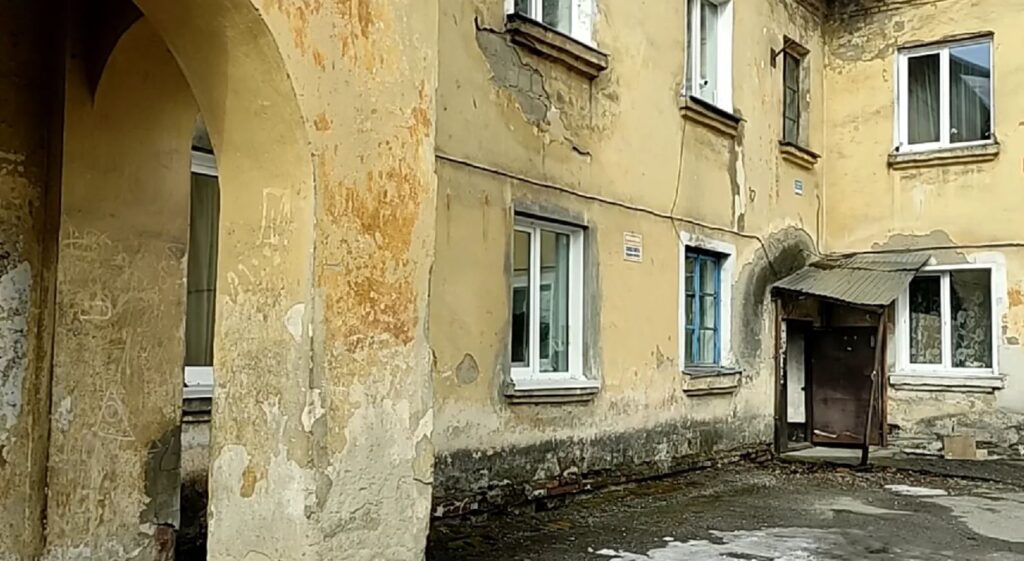 В Новокузнецке обвалился потолок в одном из жилых домов в микрорайоне Абашево