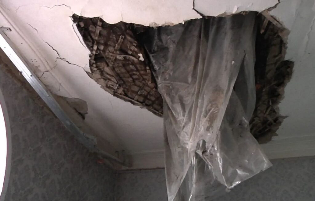 В Новокузнецке обвалился потолок в одном из жилых домов в микрорайоне Абашево