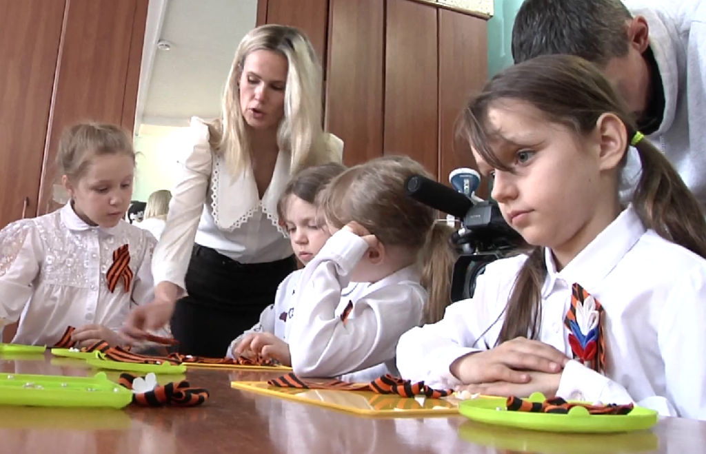 В Новокузнецке для школьников провели мастер‑класс «Георгиевская лента — символ Победы»