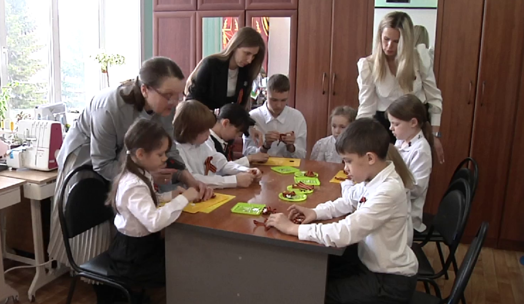 В Новокузнецке для школьников провели мастер‑класс «Георгиевская лента — символ Победы»