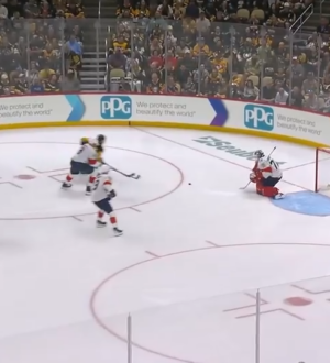 Два кузбасских вратаря пропустили девять шайб в одной игре на двоих