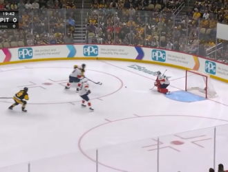 Два кузбасских вратаря пропустили девять шайб в одной игре на двоих