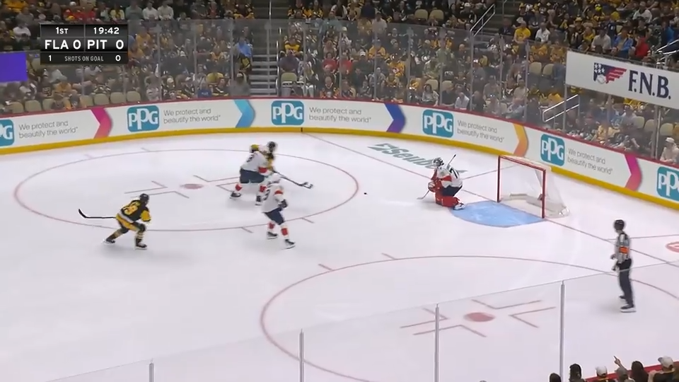 Два кузбасских вратаря пропустили девять шайб в одной игре на двоих