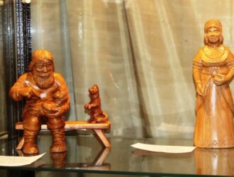 В Новокузнецке открыли выставку памяти талантливого резчика по дереву Анатолия Смолина