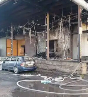 При пожаре в торговом центре Прокопьевска обгорел стоящий рядом автомобиль