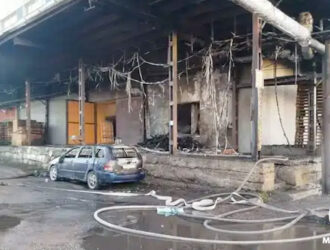 При пожаре в торговом центре Прокопьевска обгорел стоящий рядом автомобиль