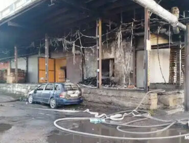 При пожаре в торговом центре Прокопьевска обгорел стоящий рядом автомобиль