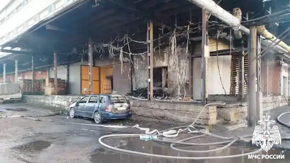 При пожаре в торговом центре Прокопьевска обгорел стоящий рядом автомобиль