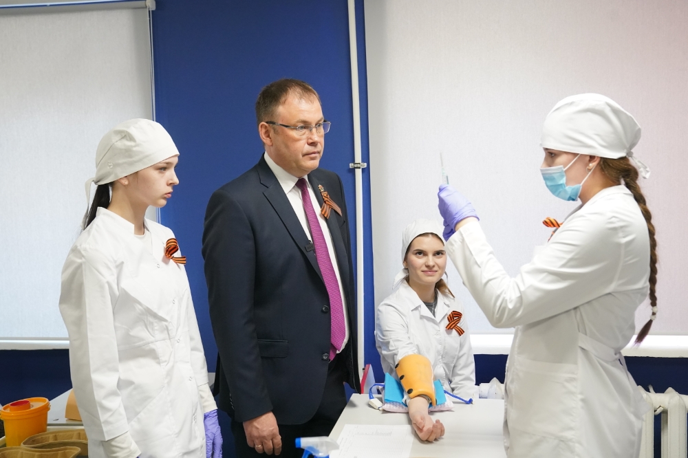 Илья Середюк в День медсестер посетил Кузбасский медицинский колледж