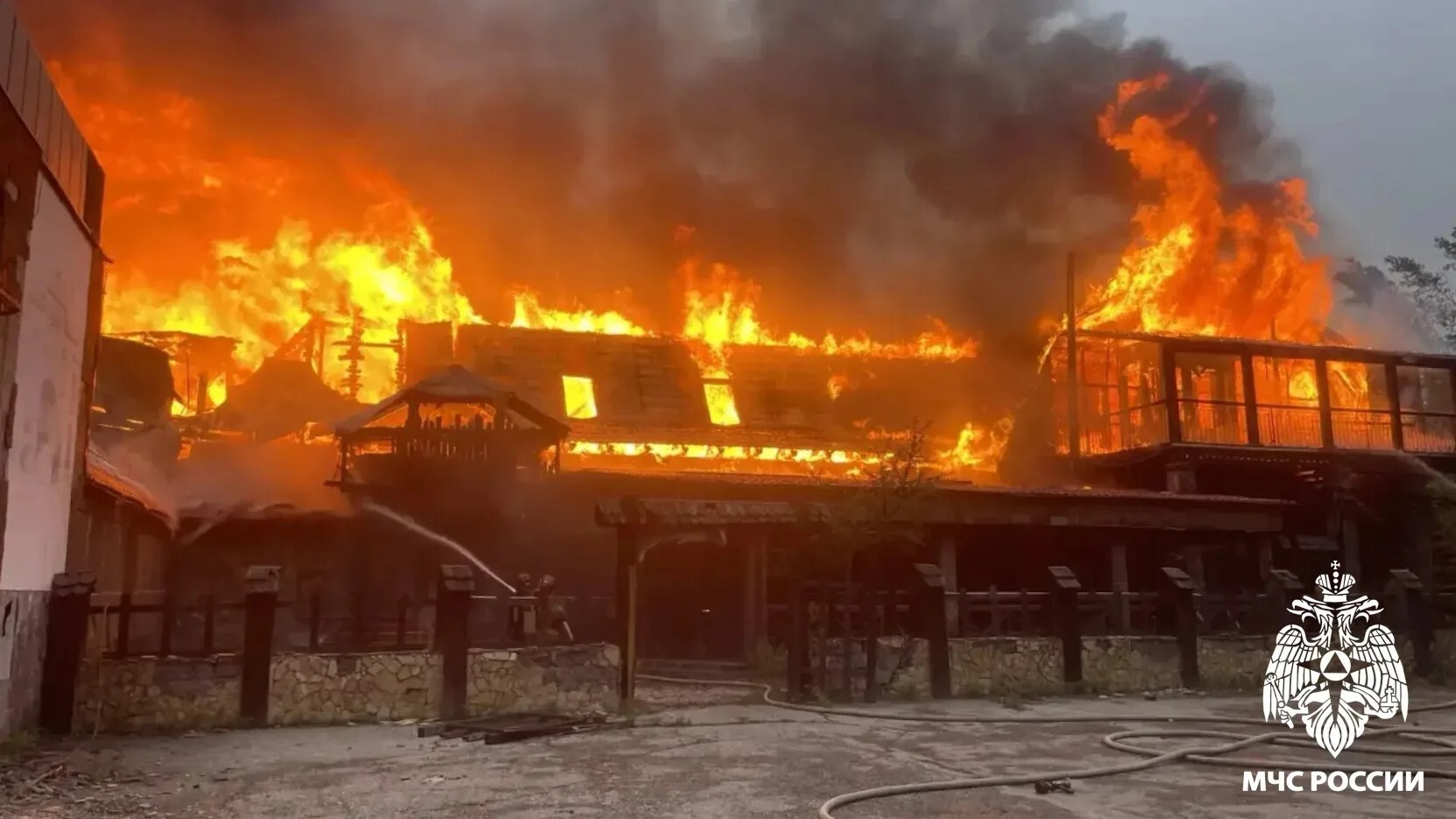В Новокузнецке неизвестные сожгли двухэтажное здание