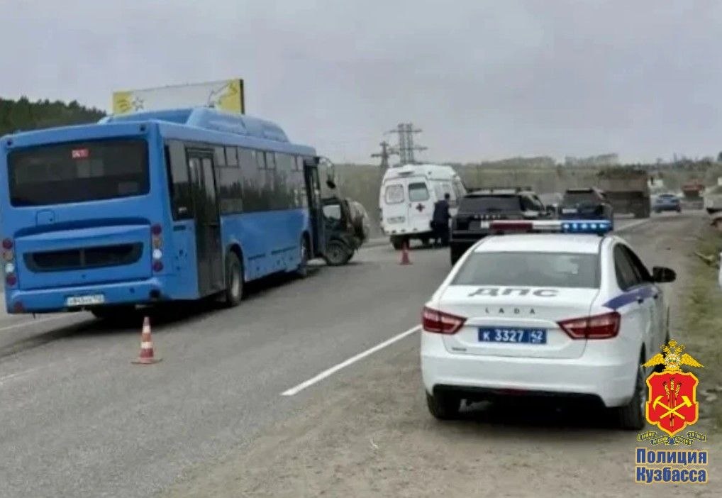 В Кузбассе в ДТП с рейсовым автобусом погиб человек