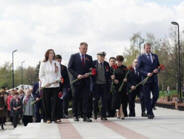 Илья Середюк в Кемерове почтил память тружеников тыла