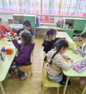 Работу более чем 40 детских садов в Кузбассе продлят до 8 часов вечера
