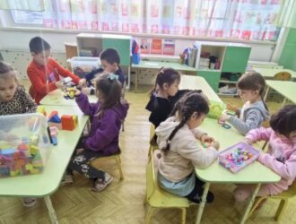 Работу более чем 40 детских садов в Кузбассе продлят до 8 часов вечера