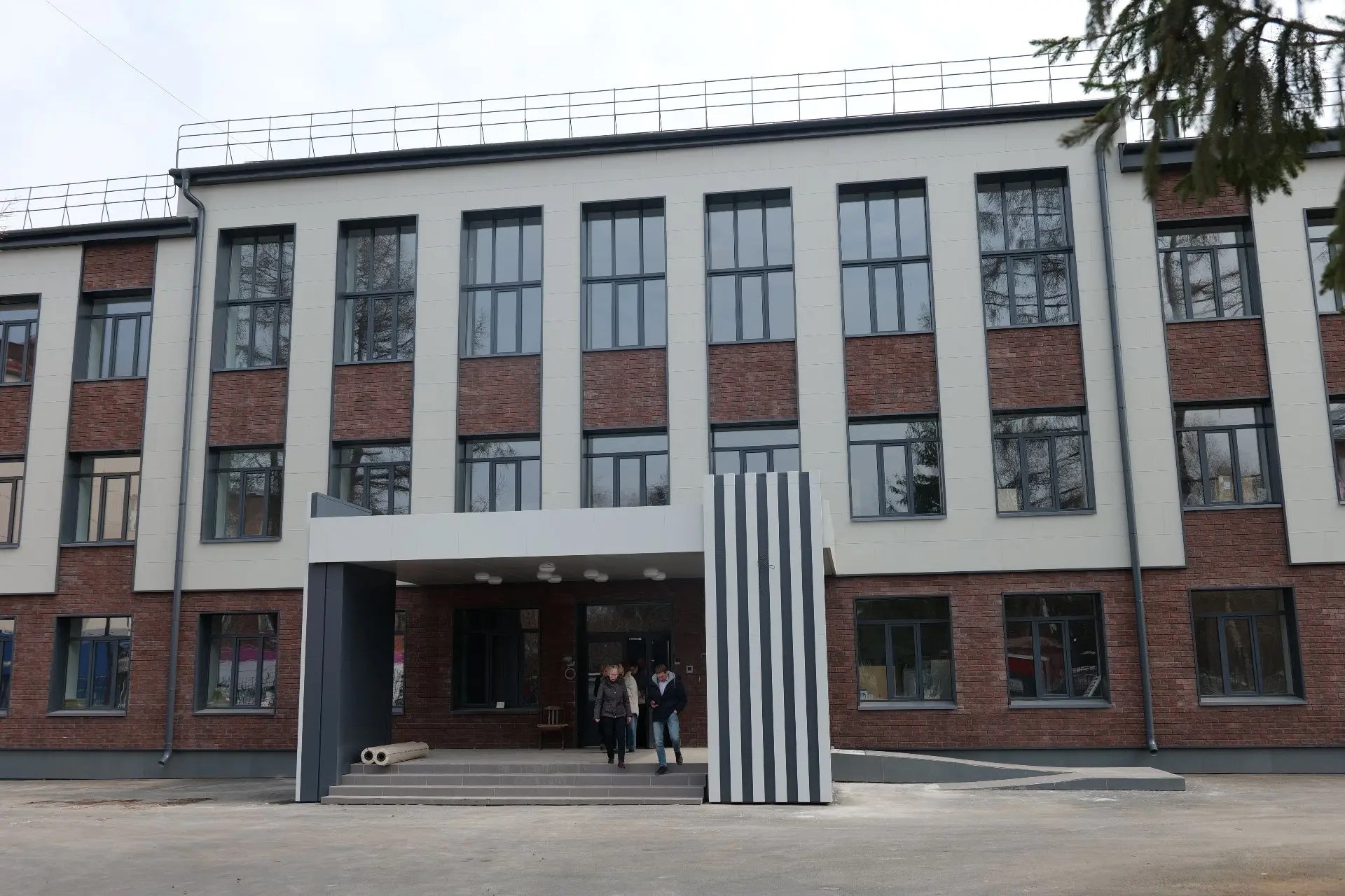 В Кузбассе за 1,5 года при поддержке «Единой России» отремонтируют 15 школ