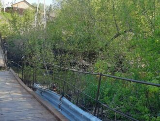 Поднявшаяся река Бачат разрушила пешеходный мост в Гурьевске