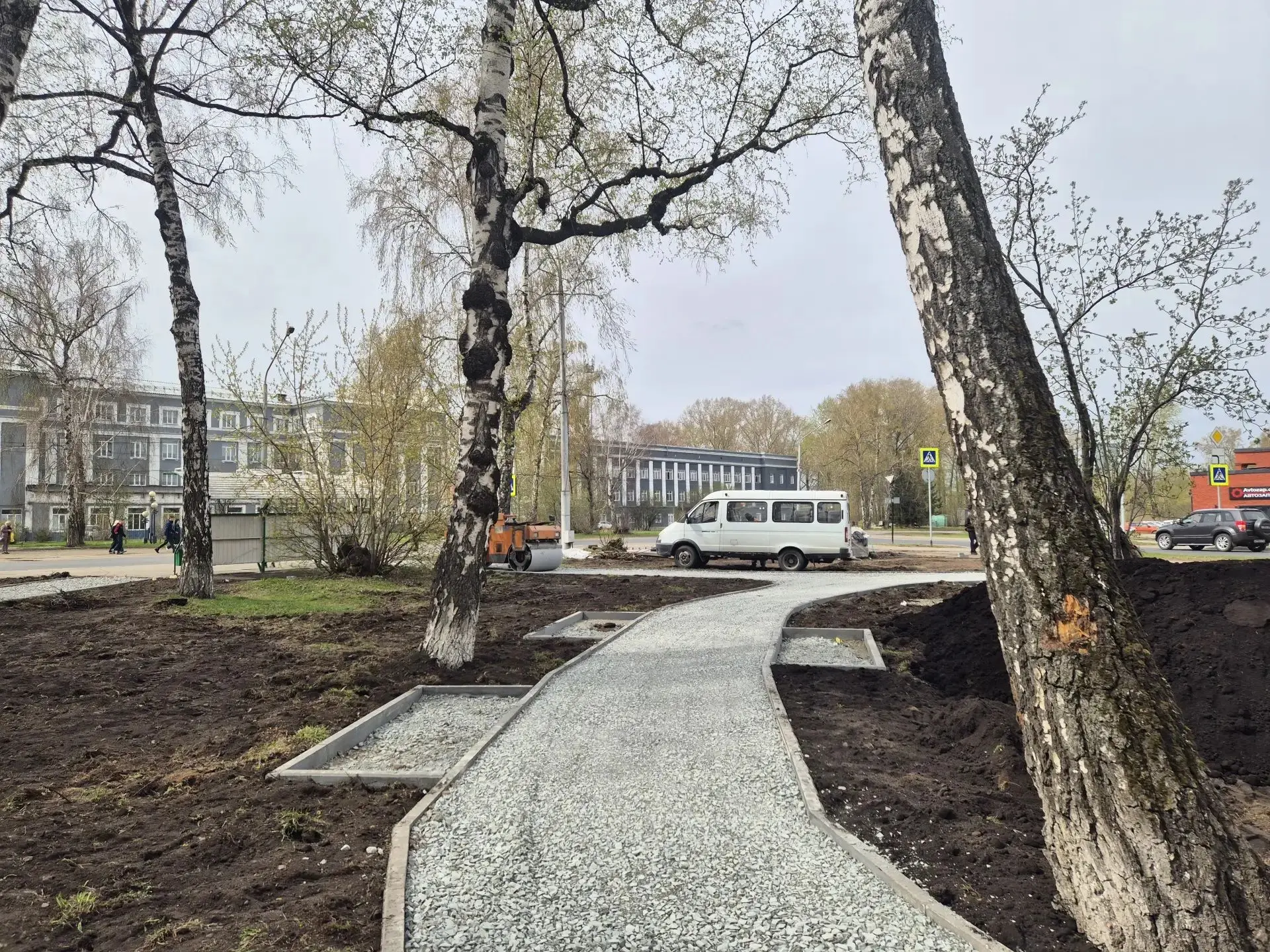 В Кемерове продолжается благоустройство сквера в Кировском районе