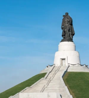 В Кемерове ко Дню Победы создали аудиоэкскурсию по Мемориалу Воину-Освободителю