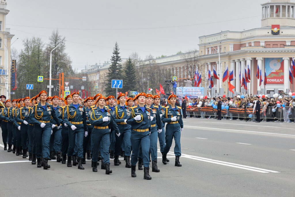 В Кемерове прошел Парад Победы: фоторепортаж