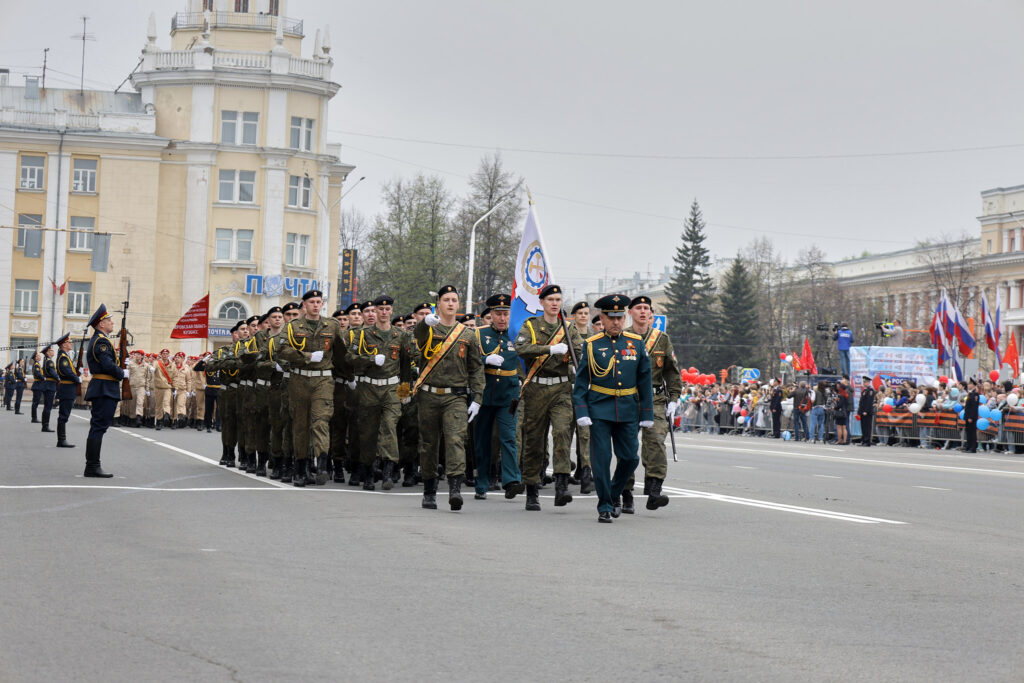 В Кемерове прошел Парад Победы: фоторепортаж