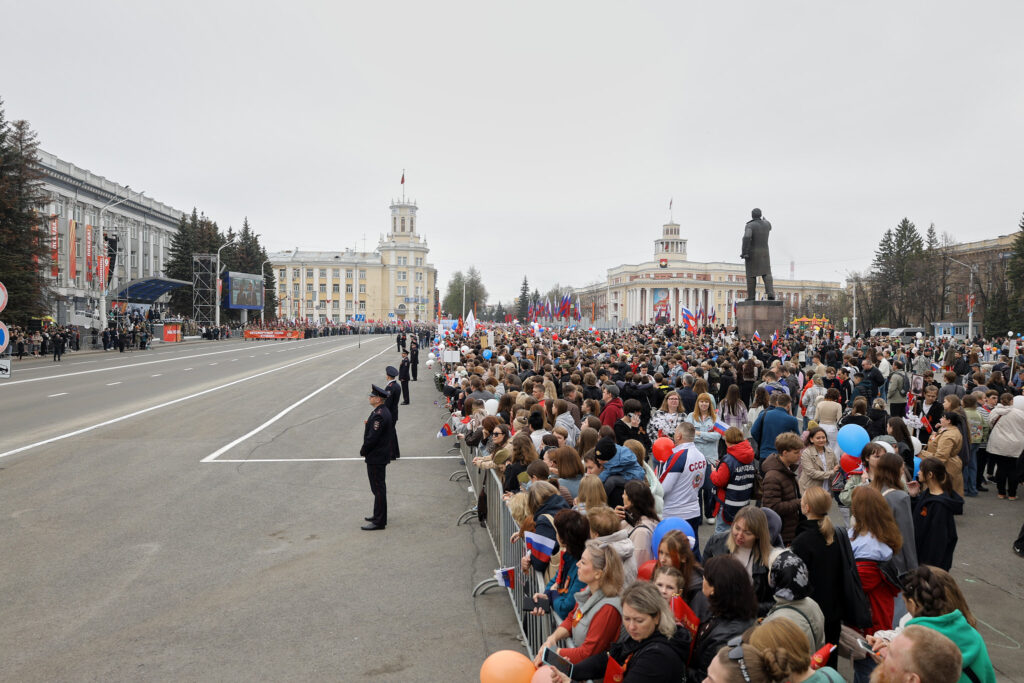 Более 335 тысяч кузбассовцев прошли в колоннах «Бессмертного полка»
