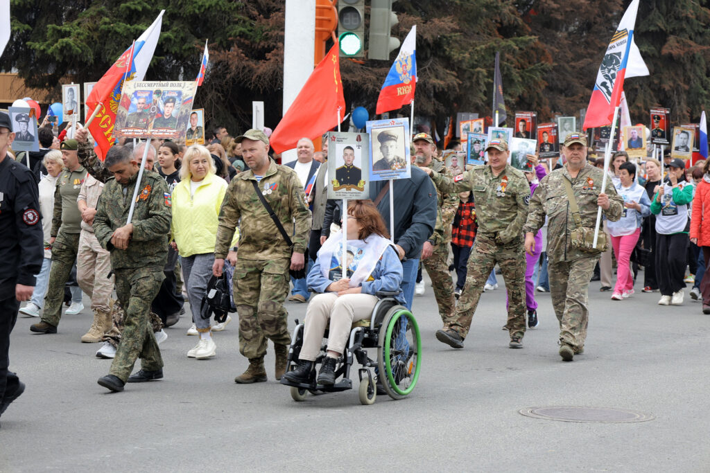 Более 335 тысяч кузбассовцев прошли в колоннах «Бессмертного полка»
