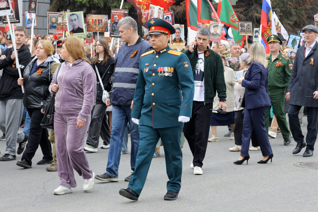 Более 335 тысяч кузбассовцев прошли в колоннах «Бессмертного полка»