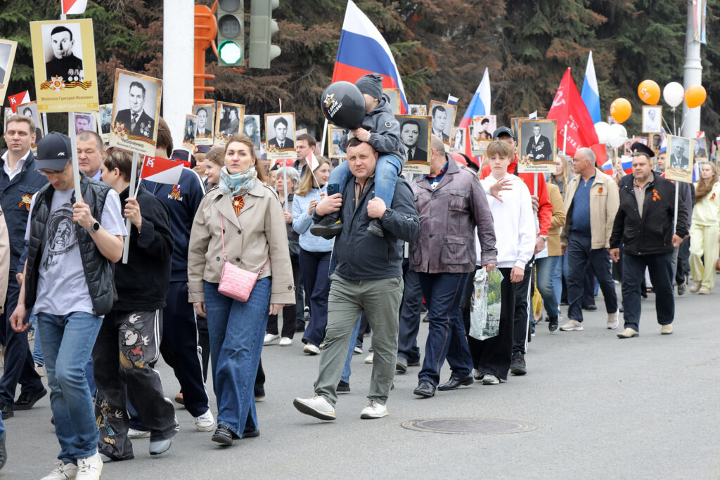 Более 335 тысяч кузбассовцев прошли в колоннах «Бессмертного полка»