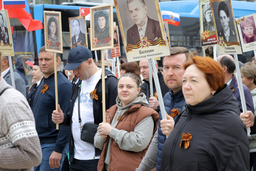 Более 335 тысяч кузбассовцев прошли в колоннах «Бессмертного полка»