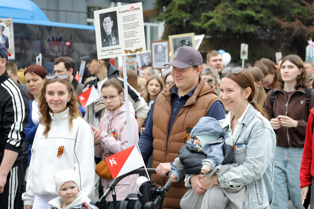 Более 335 тысяч кузбассовцев прошли в колоннах «Бессмертного полка»