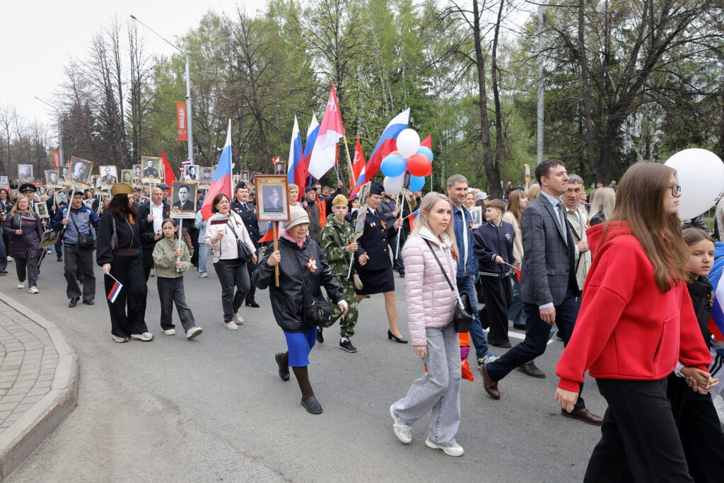 Более 335 тысяч кузбассовцев прошли в колоннах «Бессмертного полка»