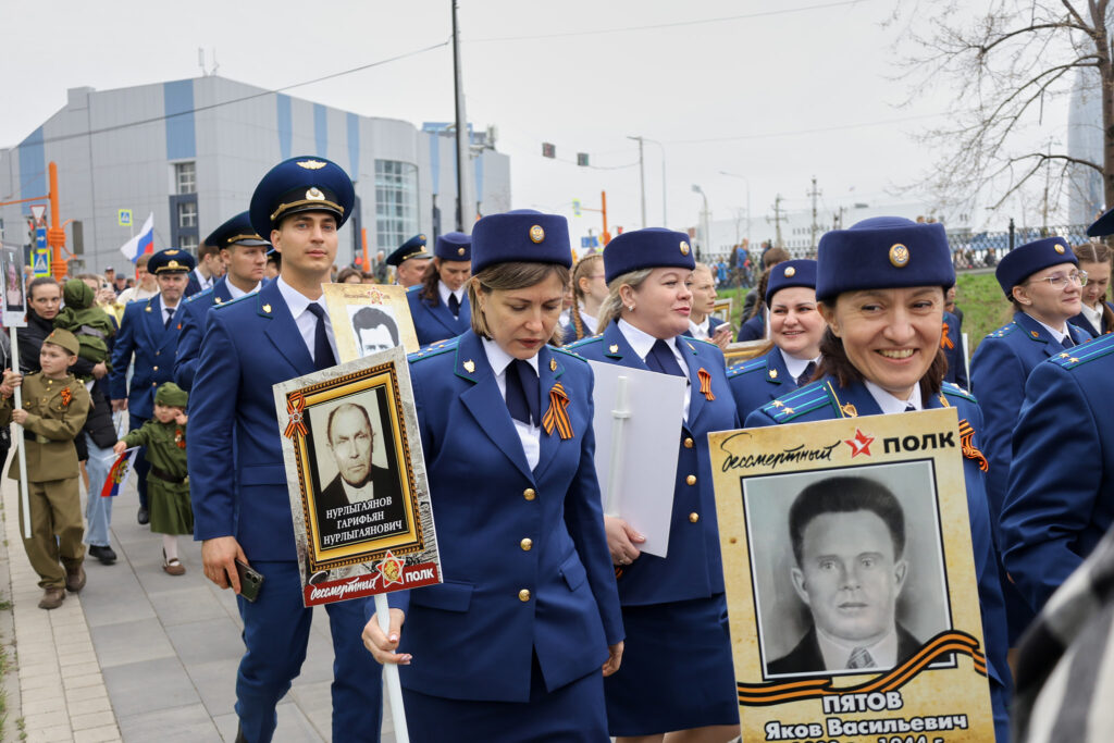 Более 335 тысяч кузбассовцев прошли в колоннах «Бессмертного полка»