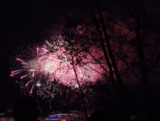 Тысяча залпов праздничного салюта озарили небо в Кемерове