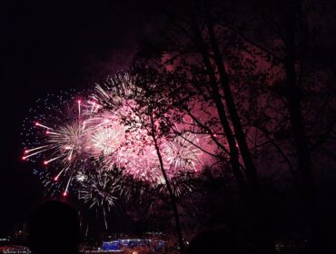 Тысяча залпов праздничного салюта озарили небо в Кемерове
