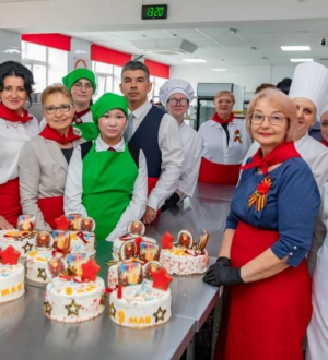 Члены Союза женщин России приготовили для ветеранов Кузбасса десерты к празднику