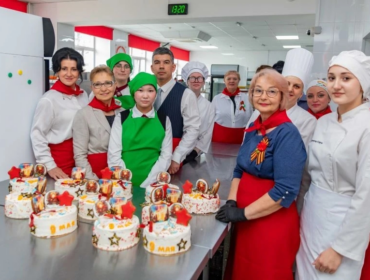 Члены Союза женщин России приготовили для ветеранов Кузбасса десерты к празднику