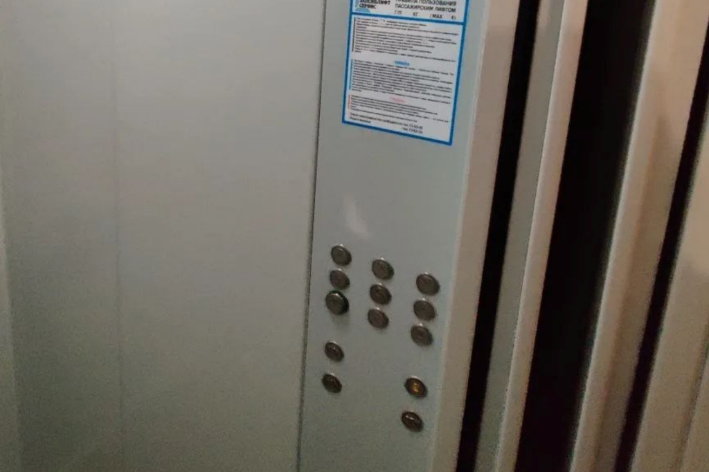 В Новокузнецке жители двух домов получили новые лифты