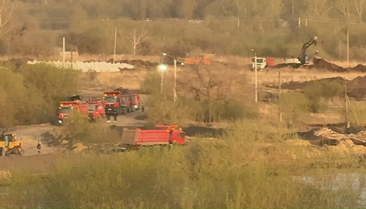 В поселке Ленинск-Кузнецкого округа восстановили поврежденную дамбу