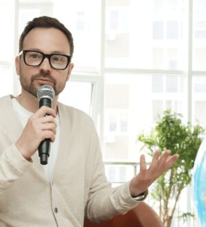 Популярный российский актер призвал кузбасских школьников больше читать